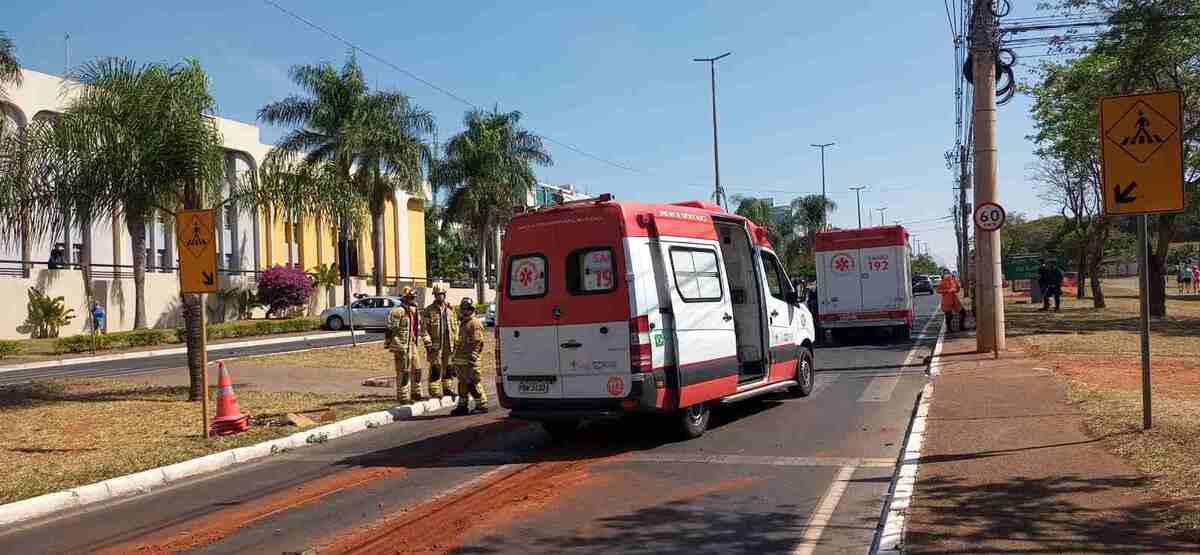 Ambulância do Samu bate em carro na faixa de pedestre do Sudoeste