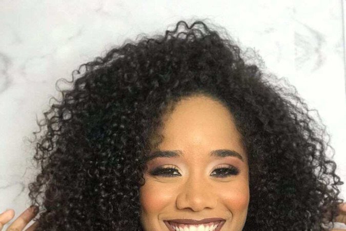 Carina França, pedagoga, exibe seus cachos com liberdade e beleza.