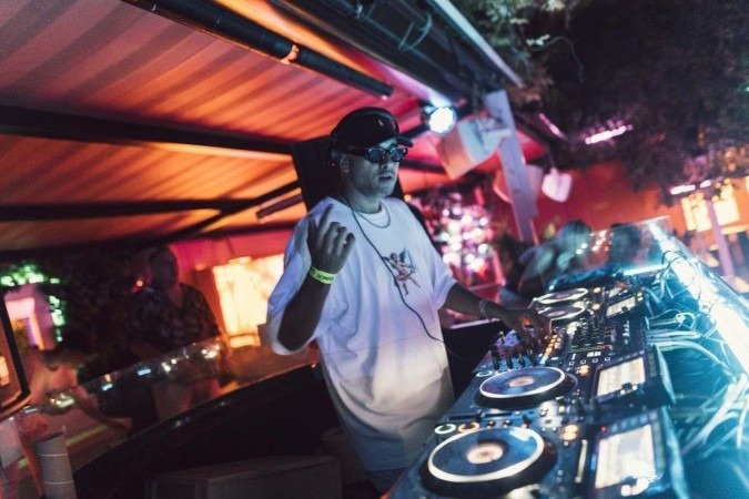 O DJ brasiliense Jamie Coins, durante apresentação em Barcelona, na Espanha, onde está radicado desde 2017 -  (crédito: Fernando Mela/Divulgação)