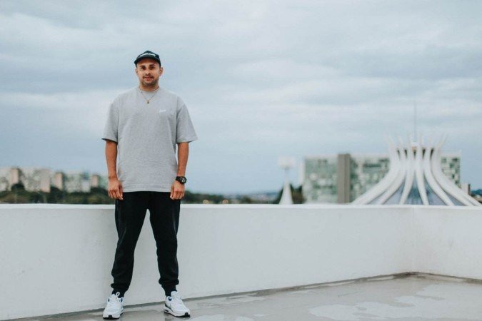 Em Brasilia, onde formou dezenas de profissionais em seu est&uacute;dio na Asa Norte