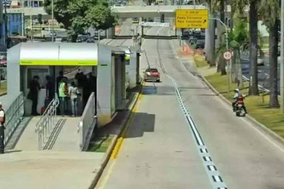 Homem finge estar dormindo e passa a mão no seio de mulher dentro de ônibus