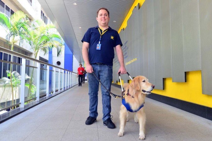A inserção de pessoas com deficiência no mercado de trabalho ainda é um grande desafio. Mesmo com a lei de cotas, empresas ainda se mostram reticentes e até mesmo preconceituosas. Segundo o IBGE, taxa de participação de PCD no mercado de trabalho é de 28,3%, menos da metade para pessoas sem deficiência (66,3%). - (crédito: Ed Alves/CB/D.A Press) A inserção de pessoas com deficiência no mercado de trabalho ainda é um grande desafio. Mesmo com a lei de cotas, empresas ainda se mostram reticentes e até mesmo preconceituosas. Segundo o IBGE, taxa de participação de PCD no mercado de trabalho é de 28,3%, menos da metade para pessoas sem deficiência (66,3%). - (crédito: Ed Alves/CB/D.A Press)