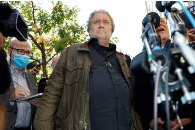 Bannon após anúncio da sentença
- (crédito: REUTERS) Bannon após anúncio da sentença
- (crédito: REUTERS)