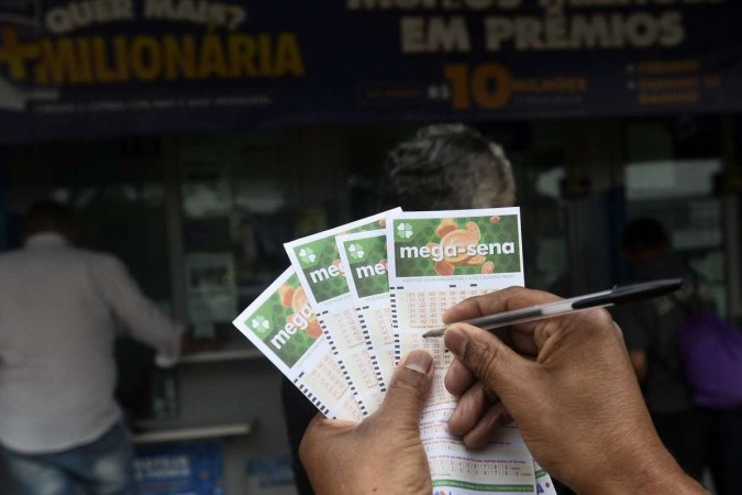 Mega-Sena: ganhadores 'deixam vazio' em comércio em Santos - 05/04/2022 -  Cotidiano - Folha