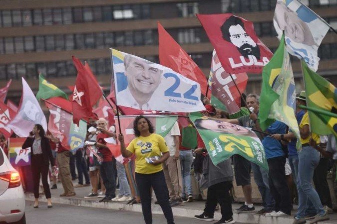 Pelos indecisos: bandeiraço feito por simpatizantes de Lula e de Bolsonaro na plataforma superior da Rodoviária do Plano Piloto