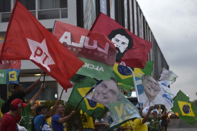 Pelos indecisos: bandeiraço feito por simpatizantes de Lula e de Bolsonaro na plataforma superior da Rodoviária do Plano Piloto
    