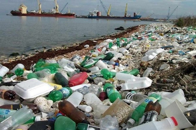 Estudos mostram que cerca de 85% do material nocivo que chega ao ecossistema marinho é constituído por embalagens plásticas -  (crédito: Agência Brasil)