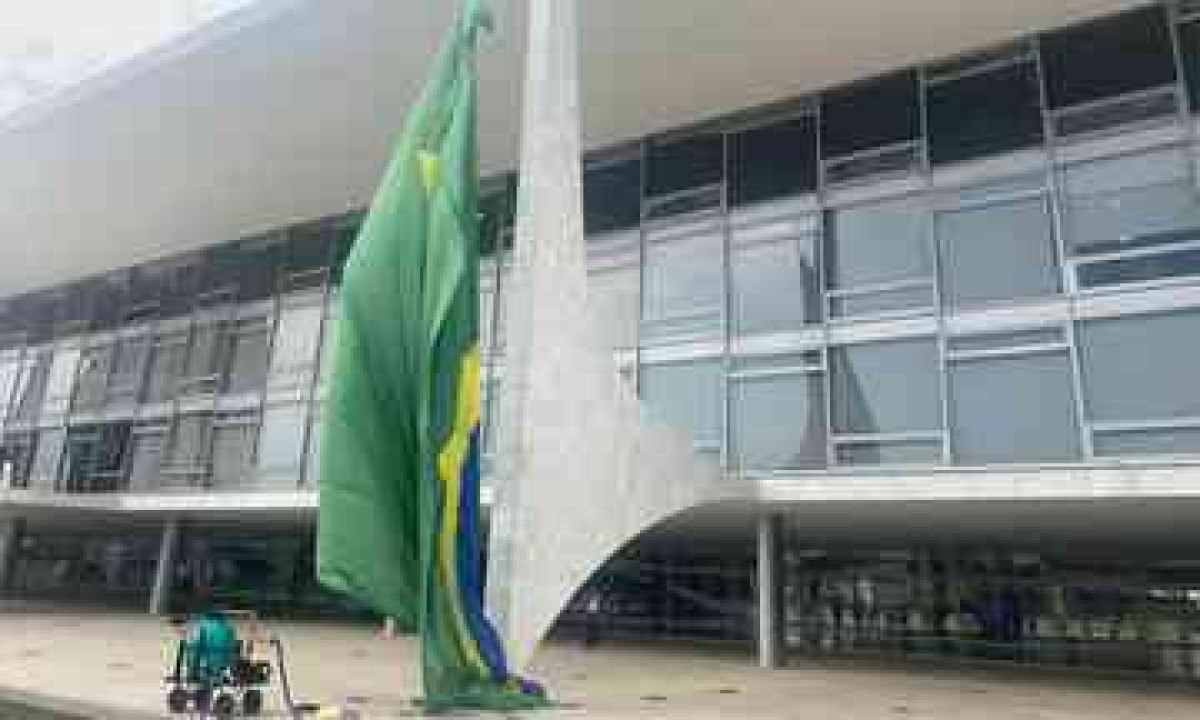 Bandeira colocada no Planalto a pedido de Bolsonaro rasga após vento forte