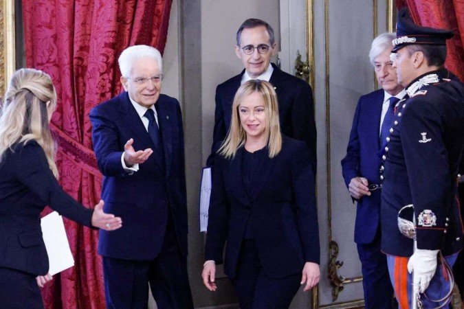 O presidente italiano Sergio Mattarella (2º E) recebe a nova primeira-ministra Giorgia Meloni (centro) ao chegar para a cerimônia de posse do novo governo italiano - (crédito: FABIO FRUSTACI / ANSA / AFP) O presidente italiano Sergio Mattarella (2º E) recebe a nova primeira-ministra Giorgia Meloni (centro) ao chegar para a cerimônia de posse do novo governo italiano - (crédito: FABIO FRUSTACI / ANSA / AFP)