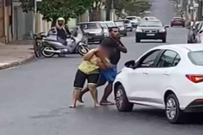 Mulher foi agredida com chutes e socos, especialmente na cabeça - (crédito: Reprodução/Redes Sociais) Mulher foi agredida com chutes e socos, especialmente na cabeça - (crédito: Reprodução/Redes Sociais)