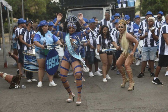 Desfile da Aruc nas ruas do Cruzeiro em comemoração aos 61 anos da escola de samba -  (crédito: Minervino Júnior/CB/D.A.Press)