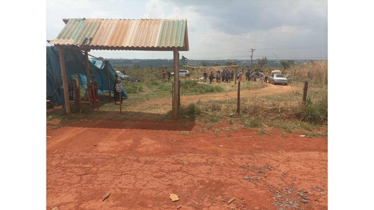 Grupo de famílias é retirado de terreno da Terracap, em Santa Maria