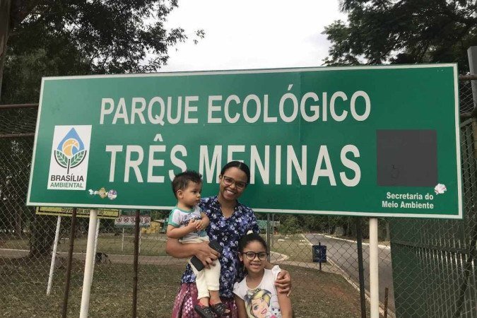 Liandra Carvalho, 34 anos, aproveita a estrutura da cidade com as filhas
