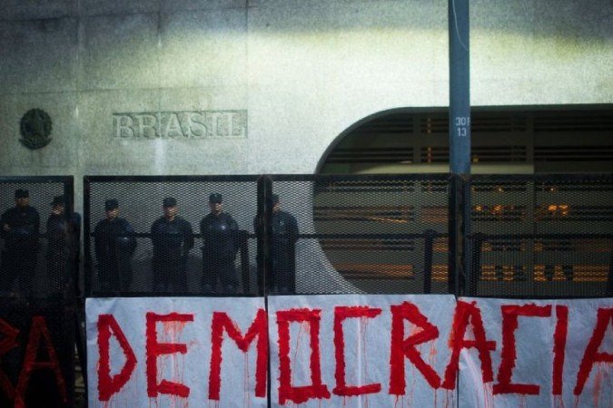 Pesquisa analisou PIB per capita de mais de 160 países entre 1960 e 2018 e concluiu que aqueles com regime político 'intermediário' entre democracia e autoritarismo têm pior desempenho no longo prazo - (crédito: Getty Images) Pesquisa analisou PIB per capita de mais de 160 países entre 1960 e 2018 e concluiu que aqueles com regime político 'intermediário' entre democracia e autoritarismo têm pior desempenho no longo prazo - (crédito: Getty Images)