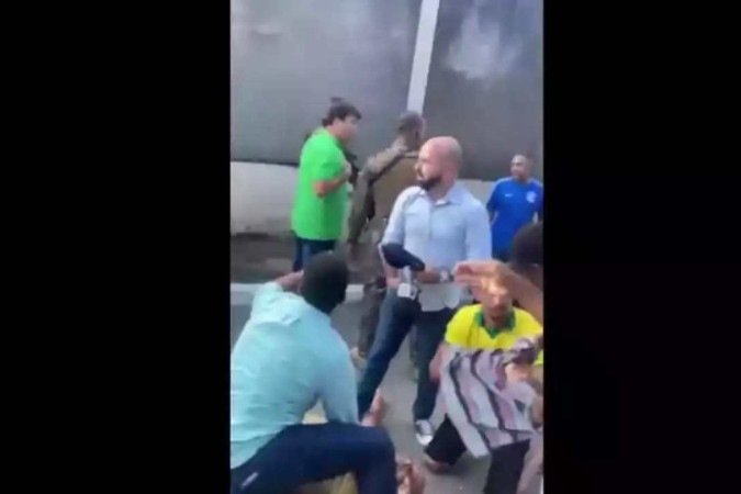 Cinegrafista Rogério de Paula é agredido por bolsonarista durante cobertura de ataque do ex-deputado Roberto Jefferson (PTB-RJ) contra policiais federais - (crédito: Reprodução/Twitter) Cinegrafista Rogério de Paula é agredido por bolsonarista durante cobertura de ataque do ex-deputado Roberto Jefferson (PTB-RJ) contra policiais federais - (crédito: Reprodução/Twitter)