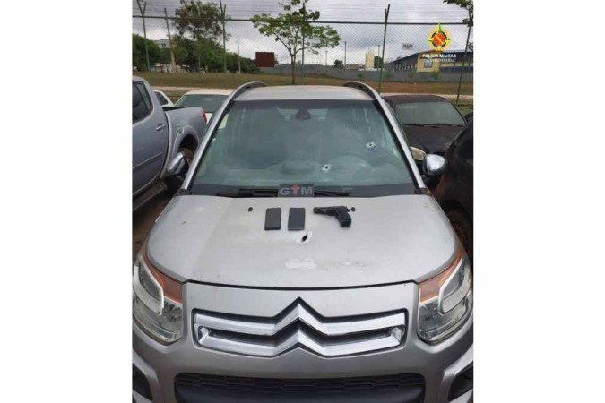 Um dos carros roubados foi alvejado por tiros. - (crédito: Divulgação/PMDF) Um dos carros roubados foi alvejado por tiros. - (crédito: Divulgação/PMDF)