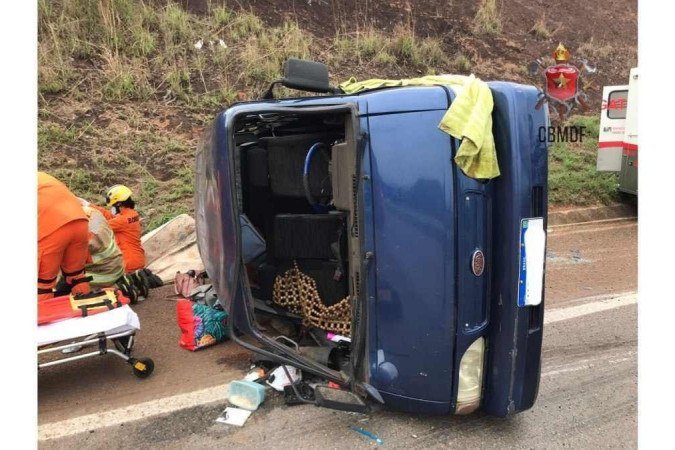 Acidente aconteceu depois um pneu do veículo estourou, segundo a PRF. - (crédito: Divulgação/CBMDF) Acidente aconteceu depois um pneu do veículo estourou, segundo a PRF. - (crédito: Divulgação/CBMDF)