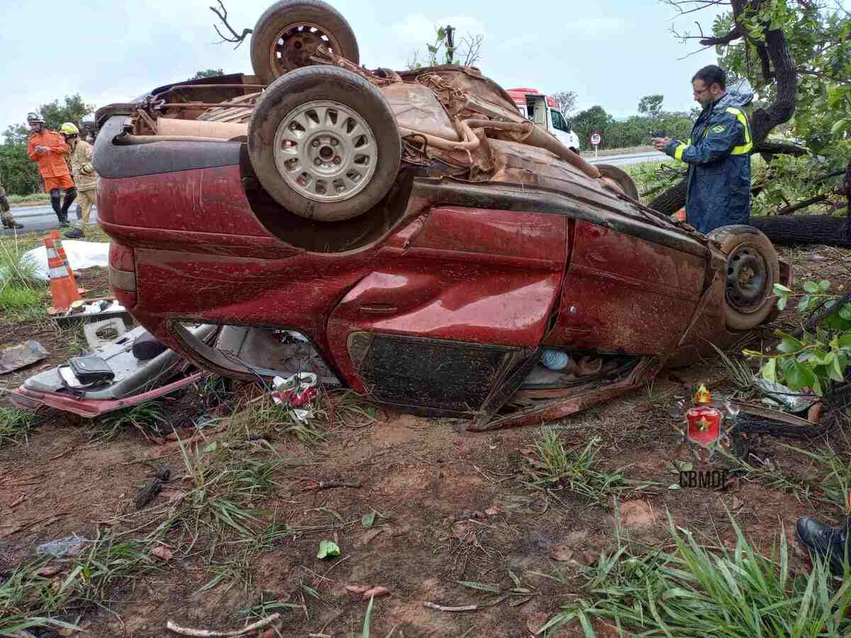 Criança de 7 anos fica ferida após colisão frontal sobre ponte em