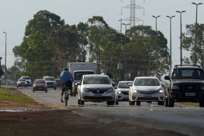 Sem um espaço apropriado, ciclistas têm de arriscar no acostamento na marginal da BR-070  -  (crédito: Fotos: Carlos Vieira/CB/D.A.Press)