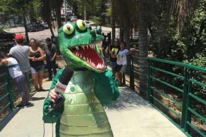 Susana Naspolini se vestiu de jacaré para cobrar do secretário municipal de urbanismo do Rj a conclusão de uma obra