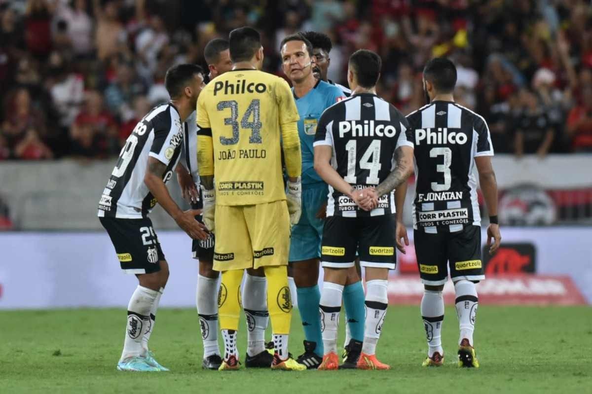 Demora e mudança de versões pautam VAR em Flamengo x Santos