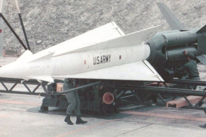 O nome dos mísseis - Nike - não tem relação com a marca de roupas esportivas (criada em 1964), mas sim com a deusa grega da vitória, Niké.
crédito: HM69 NIKE MISSILE BASE
- O nome dos mísseis - Nike - não tem relação com a marca de roupas esportivas (criada em 1964), mas sim com a deusa grega da vitória, Niké.
crédito: HM69 NIKE MISSILE BASE
-