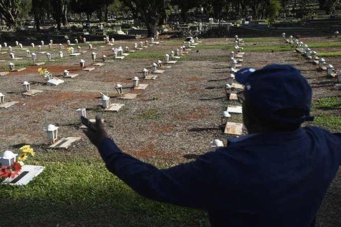  27/10/2022. Crédito: Minervino Júnior/CB/D.A Press. Brasil.  Brasilia - DF. Roubos de placas de bronze nos túmulos e preparativos para o dia de Finados.