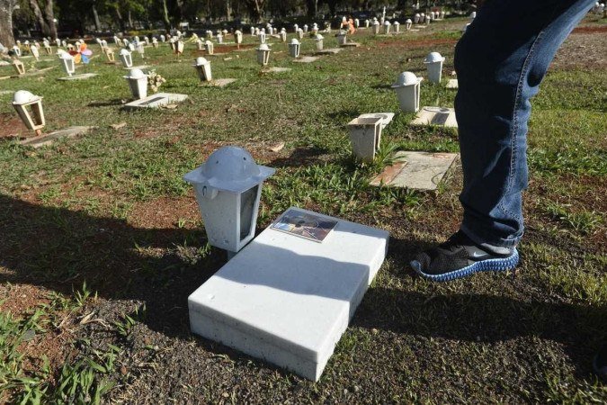  27/10/2022. Crédito: Minervino Júnior/CB/D.A Press. Brasil.  Brasilia - DF. Roubos de placas de bronze nos túmulos e preparativos para o dia de Finados. Valdir Pereira - pres da associação dos jordineiros dos cemitérios do DF.