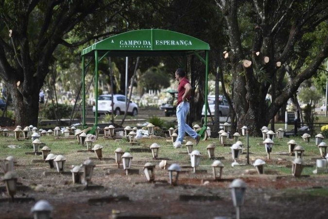  27/10/2022. Crédito: Minervino Júnior/CB/D.A Press. Brasil.  Brasilia - DF. Roubos de placas de bronze nos túmulos e preparativos para o dia de Finados.