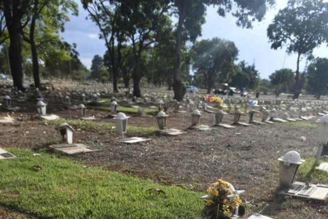  27/10/2022. Crédito: Minervino Júnior/CB/D.A Press. Brasil.  Brasilia - DF. Roubos de placas de bronze nos túmulos e preparativos para o dia de Finados.