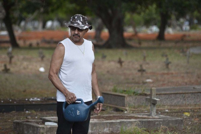 27/10/2022. Crédito: Minervino Júnior/CB/D.A Press. Brasil.  Brasilia - DF. Roubos de placas de bronze nos túmulos e preparativos para o dia de Finados. Pedro Correia.