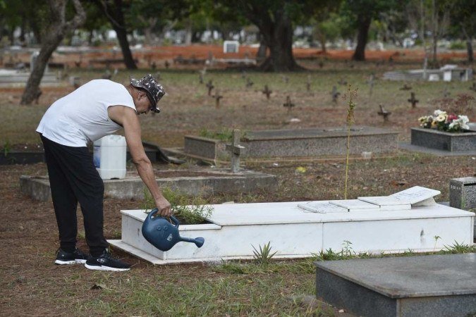  27/10/2022. Crédito: Minervino Júnior/CB/D.A Press. Brasil.  Brasilia - DF. Roubos de placas de bronze nos túmulos e preparativos para o dia de Finados. Pedro Correia.