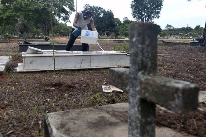  27/10/2022. Crédito: Minervino Júnior/CB/D.A Press. Brasil.  Brasilia - DF. Roubos de placas de bronze nos túmulos e preparativos para o dia de Finados. Pedro Correia.