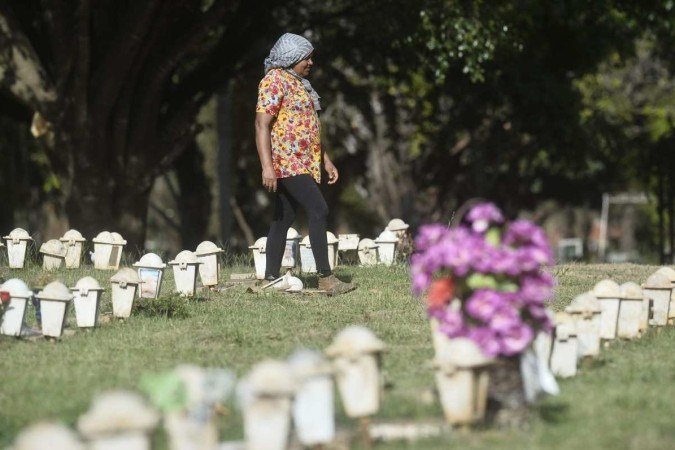  27/10/2022. Crédito: Minervino Júnior/CB/D.A Press. Brasil.  Brasilia - DF. Roubos de placas de bronze nos túmulos e preparativos para o dia de Finados.