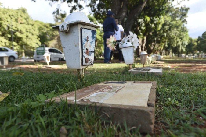  27/10/2022. Crédito: Minervino Júnior/CB/D.A Press. Brasil.  Brasilia - DF. Roubos de placas de bronze nos túmulos e preparativos para o dia de Finados.