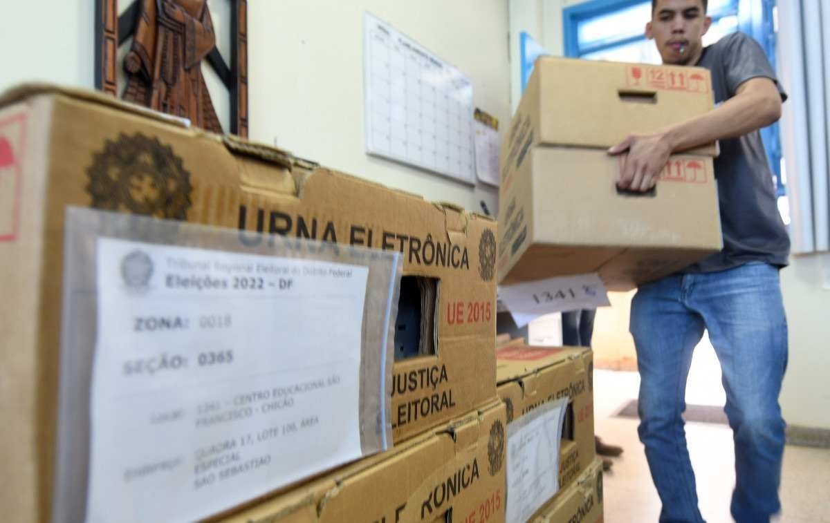  28/10/2022. Crédito: Ed Alves/CB/D.A Press. Cidades. TRE-DF distribui urnas eletrônicas para locais de votação. Os 6.748 equipamentos serão levados aos 610 locais de votação. Região de São Sebastião. 