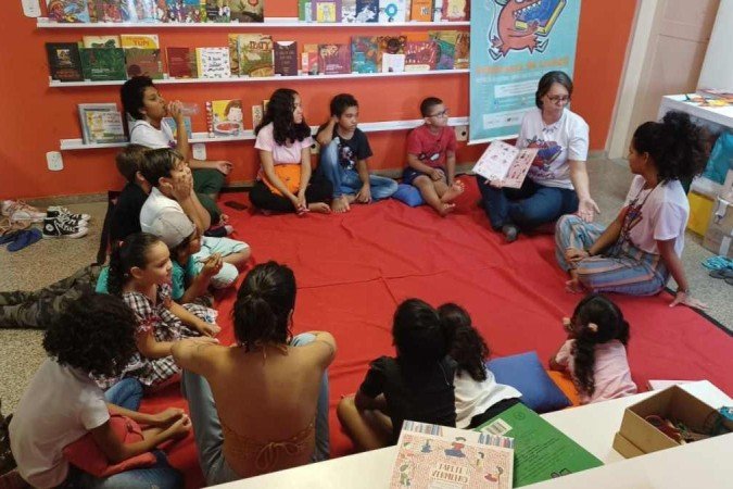 Tapete vermelho &eacute; tradi&ccedil;&atilde;o nas leituras do projeto volunt&aacute;rio fundado pela professora, em Ceil&acirc;ndia