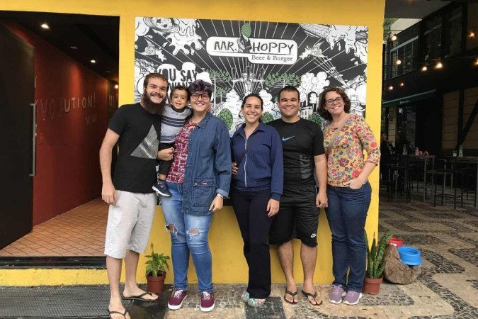 Ana Paula Bernardes, professora e fundadora do projeto Roedores de Livros. Coluna Nossos mestres. Com os filhos, o genro e o neto