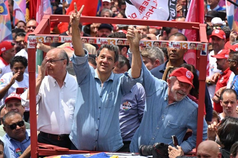O ex-presidente Lula, seu candidato a vice-presidente Geraldo Alckmin e o candidato a governador de São Paulo Fernando Haddadcumprimentam apoiadores durante um comício de campanha em São Bernardo do Campo, Brasil, em 6 de outubro de 2022.