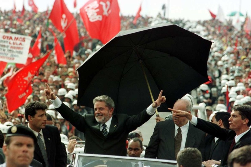 O presidente da República Luiz Inácio Lula da Silva desfila em carro aberto durante a sua posse, em 1º de janeiro de 2003.