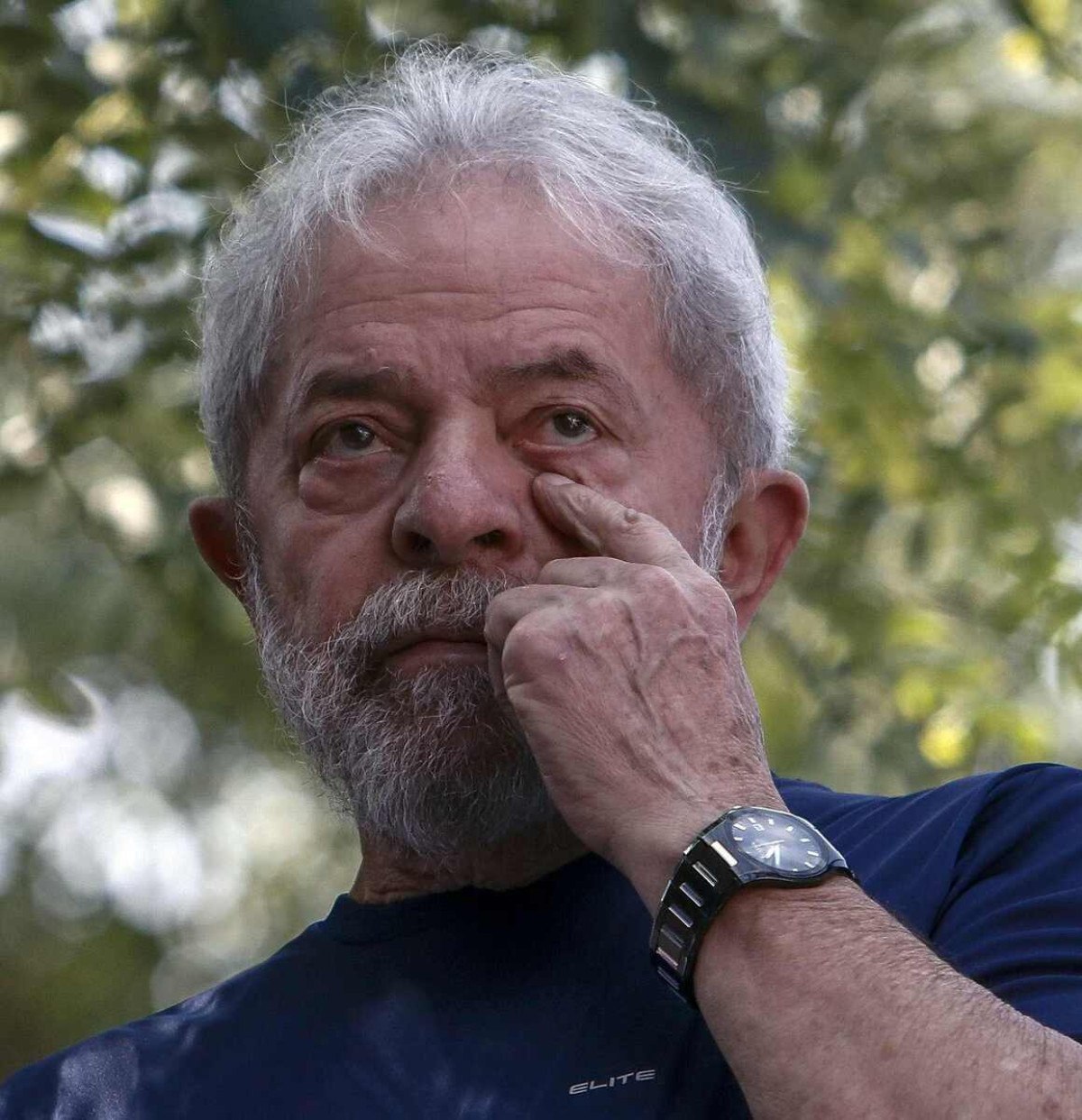 Luiz Inácio Lula da Silva gesticula após assistir a uma missa católica em memória de sua falecida esposa Marisa Letícia
