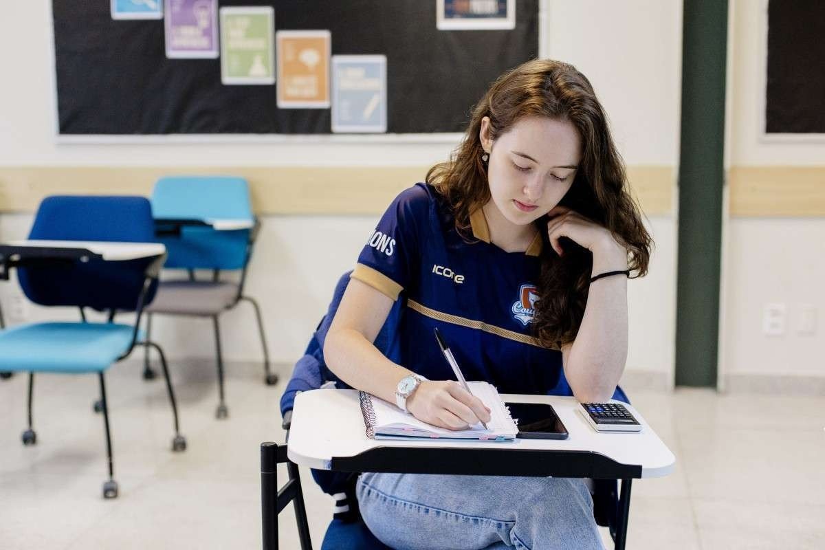 Para Ana Soares, rec&eacute;m-formada da Escola das Na&ccedil;&otilde;es, constru&ccedil;&atilde;o de valores morais e &eacute;ticos durante sua vida acad&ecirc;mica na institui&ccedil;&atilde;o ajudou n&atilde;o s&oacute; a aprendizagem do conte&uacute;do de sala de aula como tamb&eacute;m a forma&ccedil;&atilde;o dela como cidad&atilde;.