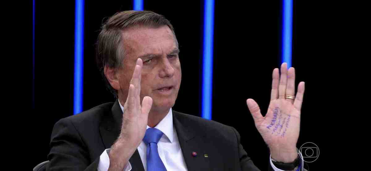 Glue in Bolsonaro's hand during the interview of Jornal Nacional, in the first round of the elections
