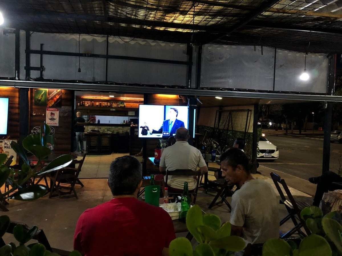 Eleições: brasilienses se reúnem em bares para assistir último debate
