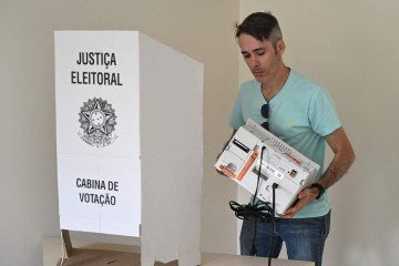 Alvo de ataques constantes por parte do presidente Jair Bolsonaro, as urnas eletrônicas resistiram como símbolo da vontade popular - (crédito: AFP) Alvo de ataques constantes por parte do presidente Jair Bolsonaro, as urnas eletrônicas resistiram como símbolo da vontade popular - (crédito: AFP)