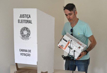 Alvo de ataques constantes por parte do presidente Jair Bolsonaro, as urnas eletrônicas resistiram como símbolo da vontade popular  -  (crédito:  AFP) -Alvo de ataques constantes por parte do presidente Jair Bolsonaro, as urnas eletrônicas resistiram como símbolo da vontade popular  -  (crédito:  AFP)