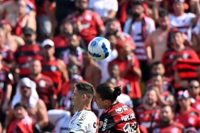 Athletico Paranaense's Brazilian defender Khellven (L) and Flamengo's Brazilian defender Filipe Luis jump for the ball during the Copa Libertadores final football match between Brazilian teams Flamengo and Athletico Paranaense at the Isidro Romero Carbo Monumental Stadium in Guayaquil, Ecuador, on October 29, 2022. (Photo by Luis Acosta / AFP)
      
