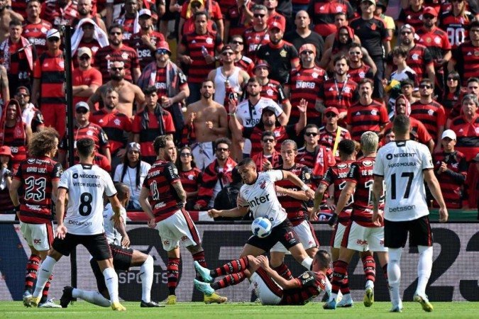  Athletico Paranaense's Brazilian forward Vitor Roque (C) and Flamengo's Brazilian defender Filipe Luis vie for the ball during the Copa Libertadores final football match between Brazilian teams Flamengo and Athletico Paranaense at the Isidro Romero Carbo Monumental Stadium in Guayaquil, Ecuador, on October 29, 2022. (Photo by Luis Acosta / AFP)
      