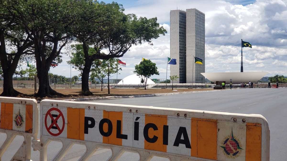 Comboio de Bolsonaro chega à Granja do Torto, residência de Guedes