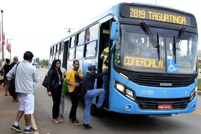 30/10/2022 Crédito: Marcelo Ferreira/CB/D.A Press. Brasil. Brasilia - DF -  Eleições 2022 - Águas Lindas. Pessoas pegando ônibus para Taguatinga.